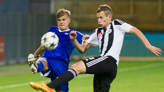 Olomouck Jan Hladk v souboji o m s Jakubem Hricem z eskch Budjovic.