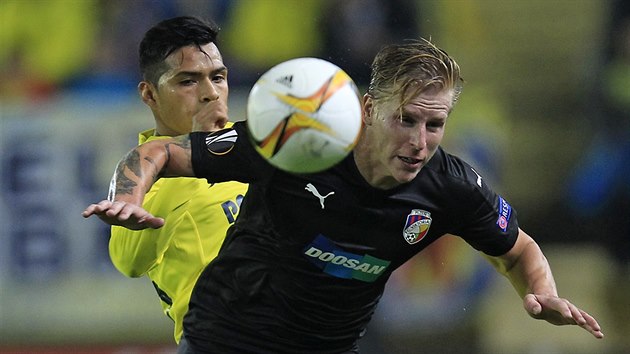 Plzesk obrnce Frantiek Rajtoral si kryje m v zpase proti Villarrealu.