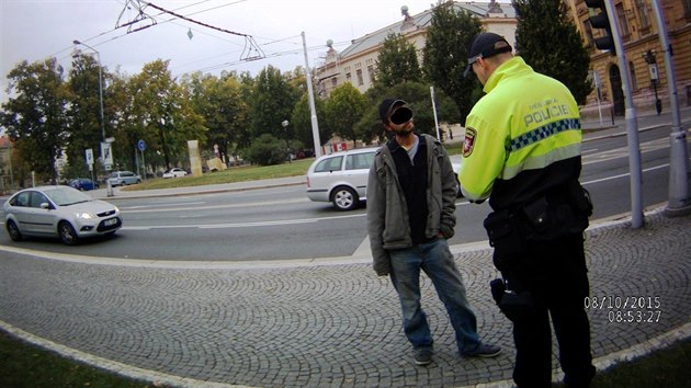 Mu ohrooval kolemjdouc, ped policisty se v centru Hradce svlkl do naha (8.10.2015