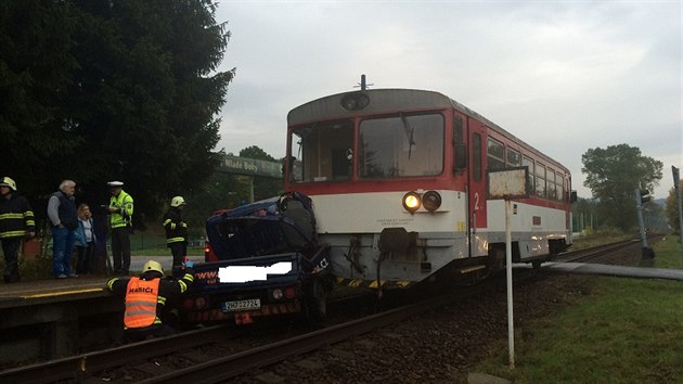 U eleznin stanice v Mladch Bukch na Trutnovsku stetl osobn vlak s dodvkou (9.10.2015).