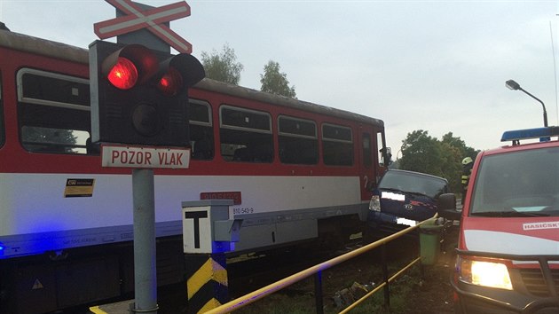U eleznin stanice v Mladch Bukch na Trutnovsku stetl osobn vlak s dodvkou (9.10.2015).