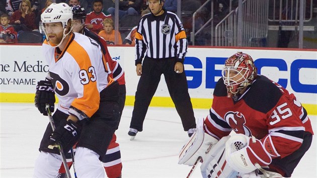 Jakub Voráek z Philadelphie ped brankou New Jersey.