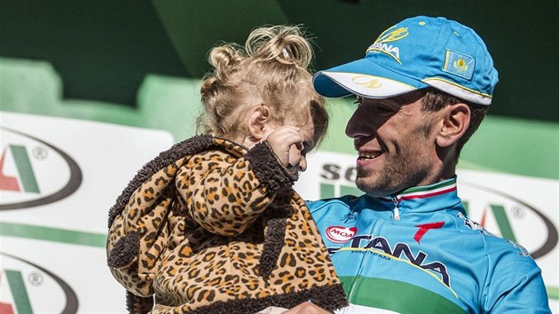 Cyklista Vincenzo Nibali s dcerou po triumfu v zvod Giro Di Lombardia.