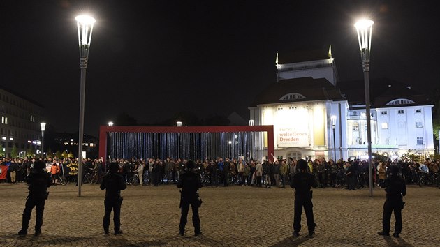 V centru Dran se v pondl opt seli pznivci protiislmskho hnut Pegida (5. jna 2015).