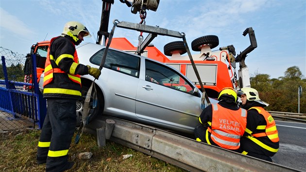 Hasii museli pi vyprotn Volkswagenu Golf ze stedovch svodidel pout specilnho Bizona.