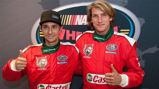 PARÁCI. Mathias Lauda (vlevo) a Freddie Hunt ve stejných barvách.