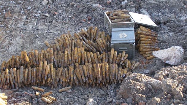 Na Hodonnsku vykopali ze zasypan studny tisce kus vlen munice.