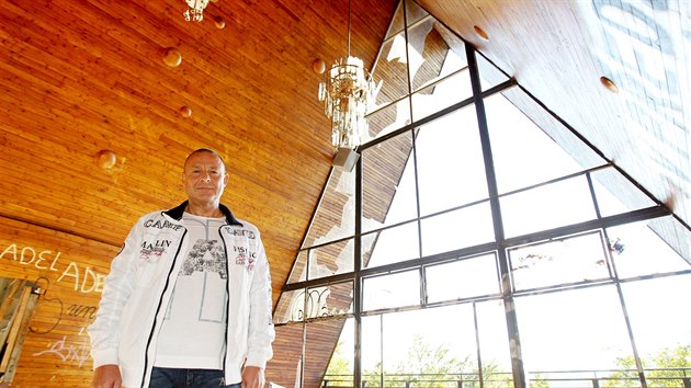 Developer Dušan Novotný chce na místě zchátralého rekreačního střediska Přehrada postavit luxusní hotelový komplex. Výraznou budovu začnou dělníci v nejbližších týdnech rozebírat.