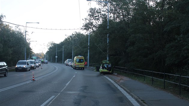 estaedestilet idi v Brn narazil do sloupu a zemel. Podle policist zejm usnul za volantem (2. 10. 2015).