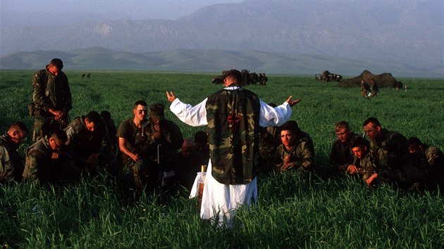 Poln modlitba americkch vojk na Balknu na snmku Rona Haviva