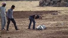 Obyvatelé syrského msta Másran obhlíejí nevybuchlou pumu, kterou podle...