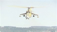 Ruský vrtulník na základn v syrské Latakíji (6. íjna 2015)