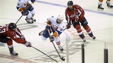 Ke stele napahuje Adam Pelech z NY ISlanders, obtují ho Tom Wilson (vlevo)...