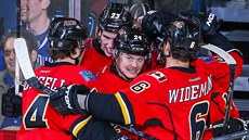 Z chumlu rozjásaných hokejist Calgary vykukuje stelec gólu Jií Hudler (....