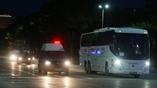 Autobus se srbskými fotbalisty v doprovodu albánské policie. Autobus se srbskými fotbalisty v doprovodu albánské policie.