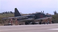Letoun Su-25 ruského letectva na letiti v syrském Hmeimimu (5. záí 2015)