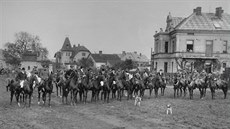 Historický snímek ze shromaždiště parforzního honu v Pardubicích, vlevo v... Historický snímek ze shromaždiště parforzního honu v Pardubicích, vlevo v...