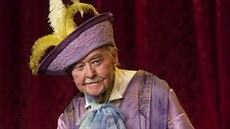 Herec Lubomír Lipský ve hře Charleyova teta v Divadle na Jezerce (duben 2013) Herec Lubomír Lipský ve hře Charleyova teta v Divadle na Jezerce (duben 2013)