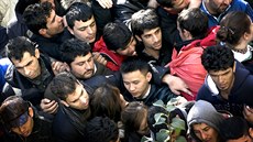 Skupina migrantů čeká ve frontě před registračním centrem v Berlíně. (1. října... Skupina migrantů čeká ve frontě před registračním centrem v Berlíně. (1. října...