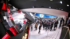Stánek Audi na Autosalonu Frankfurt 2015 zdobily na stěnách a stropu zavěšené... Stánek Audi na Autosalonu Frankfurt 2015 zdobily na stěnách a stropu zavěšené...