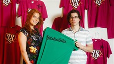 Michaela Somolová a Robert Vojáček založili firmu, jež má být pro uklízečky... Michaela Somolová a Robert Vojáček založili firmu, jež má být pro uklízečky...