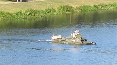 Do Labe se ponořily obojživelné transportéry Do Labe se ponořily obojživelné transportéry