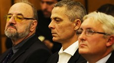 Obžalovaní Rudolf Doucha (zleva), Pavel Kuta a Jan Škurek u Obvodního soudu pro... Obžalovaní Rudolf Doucha (zleva), Pavel Kuta a Jan Škurek u Obvodního soudu pro...