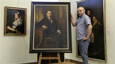 Radek Polách z Muzea Novojičínska u portrétu Augusta Hückela z roku 1914. (1.... Radek Polách z Muzea Novojičínska u portrétu Augusta Hückela z roku 1914. (1....