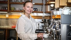 Čtyřiadvacetiletá Kristýna pracuje v mléčném baru Naproti v centru Ostravy. (1.... Čtyřiadvacetiletá Kristýna pracuje v mléčném baru Naproti v centru Ostravy. (1....