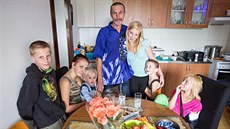 Na snímku zleva Matěj, Kristýna, Karolína, otec Petr, Klára, Petr a Pavlína.... Na snímku zleva Matěj, Kristýna, Karolína, otec Petr, Klára, Petr a Pavlína....