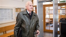 Exprimátor Miroslav Tetter přichází k českobudějovickému soudu. (2. 10. 2015) Exprimátor Miroslav Tetter přichází k českobudějovickému soudu. (2. 10. 2015)