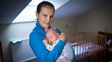 Oksana Olkhova z Melitopolu na Ukrajině drží syna Alexeje, který už se narodil... Oksana Olkhova z Melitopolu na Ukrajině drží syna Alexeje, který už se narodil...