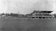 Původní tribuna Androva stadionu v Olomouci v roce 1945 poničená výbuchem. Do... Původní tribuna Androva stadionu v Olomouci v roce 1945 poničená výbuchem. Do...