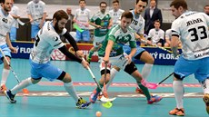 HŘÍŠNÍK. Boleslavský Jan Natov (vlevo) z přemíry snahy fauloval v závěru... HŘÍŠNÍK. Boleslavský Jan Natov (vlevo) z přemíry snahy fauloval v závěru...
