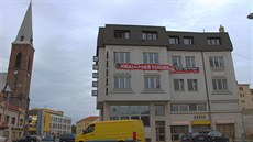 Lidé v Kralupech nad Vltavou podepisují petici proti demolici staré budovy... Lidé v Kralupech nad Vltavou podepisují petici proti demolici staré budovy...