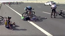Bezvládně ležící Tom Boonen po pádu v závodě Kolem Abú Zabí. Bezvládně ležící Tom Boonen po pádu v závodě Kolem Abú Zabí.
