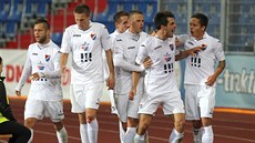 Ostravtí fotbalisté se radují z gólu Jaroslava Machovce (druhý zprava).