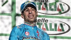 Cyklista Vincenzo Nibali slaví triumf v závod Giro Di Lombardia.