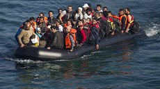 Uprchlíci na peplnných lunech piplouvají na ecký ostrov Lesbos (5. íjna...