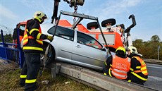 Hasiči museli při vyproštění Volkswagenu Golf ze středových svodidel použít... Hasiči museli při vyproštění Volkswagenu Golf ze středových svodidel použít...