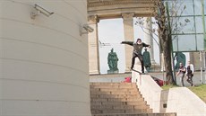 Maxim Habanec se pedvádí na skateboardu.