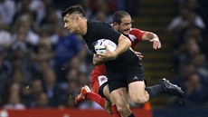 Dan Carter (vlevo) z Nového Zélandu se pokouí uniknout Giorgimu Begadzemu z...