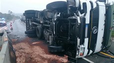 Převrácená cisterna po půl šesté ráno zcela zablokovala dálnici D2 ve směru na... Převrácená cisterna po půl šesté ráno zcela zablokovala dálnici D2 ve směru na...