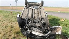 Střet na křižovatce vymrštil obě auta do pole. Jeden řidič byl zraněný lehce,... Střet na křižovatce vymrštil obě auta do pole. Jeden řidič byl zraněný lehce,...