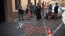 Obrys těla měl připomenout muže, který spáchal sebevraždu poté, co mu nepřišel... Obrys těla měl připomenout muže, který spáchal sebevraždu poté, co mu nepřišel...