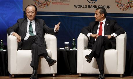 Prezident Svtové banky Jim Yong Kim (vlevo) a prezident Peru Ollanta Humala...