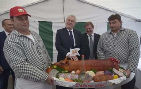 Prezident Milo Zeman pi návtv eznictví v Lechoticích na Kromísku.
