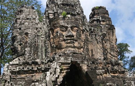 Ob kamenn tve v kambodskm Angkoru jsou mimodn psobiv.