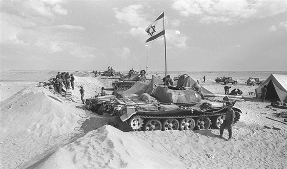 Jomkippurská válka. Izraelské tanky u Suezu.