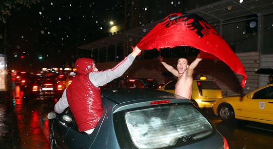 Fanouci Albánie slaví historický postup na mistrovství Evropy.